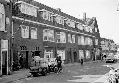 58342 Gezicht in de Herenweg te Utrecht, met de voorgevels van de huizen nrs. 18 (links)-hoger en een motorbakfiets van ...